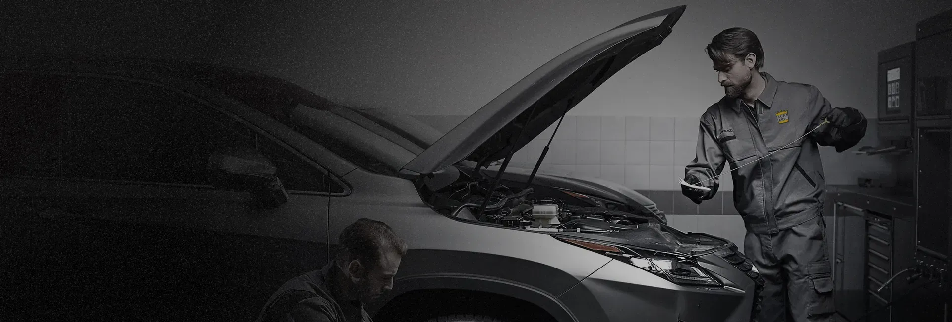 Auto King teknisyenleri aracın motor ve mekanik bakımını yapıyor