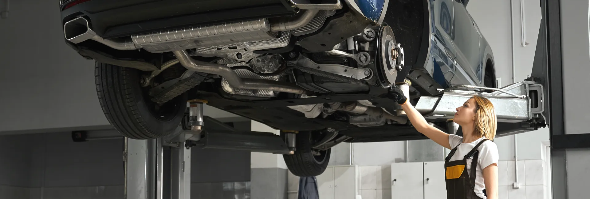 Auto King servisinde lift üzerindeki aracın alt mekanik kontrolü
