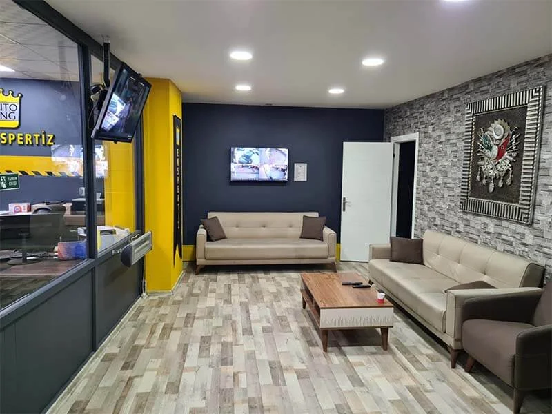 Auto King Sefaköy merkezinin müşteri bekleme alanı